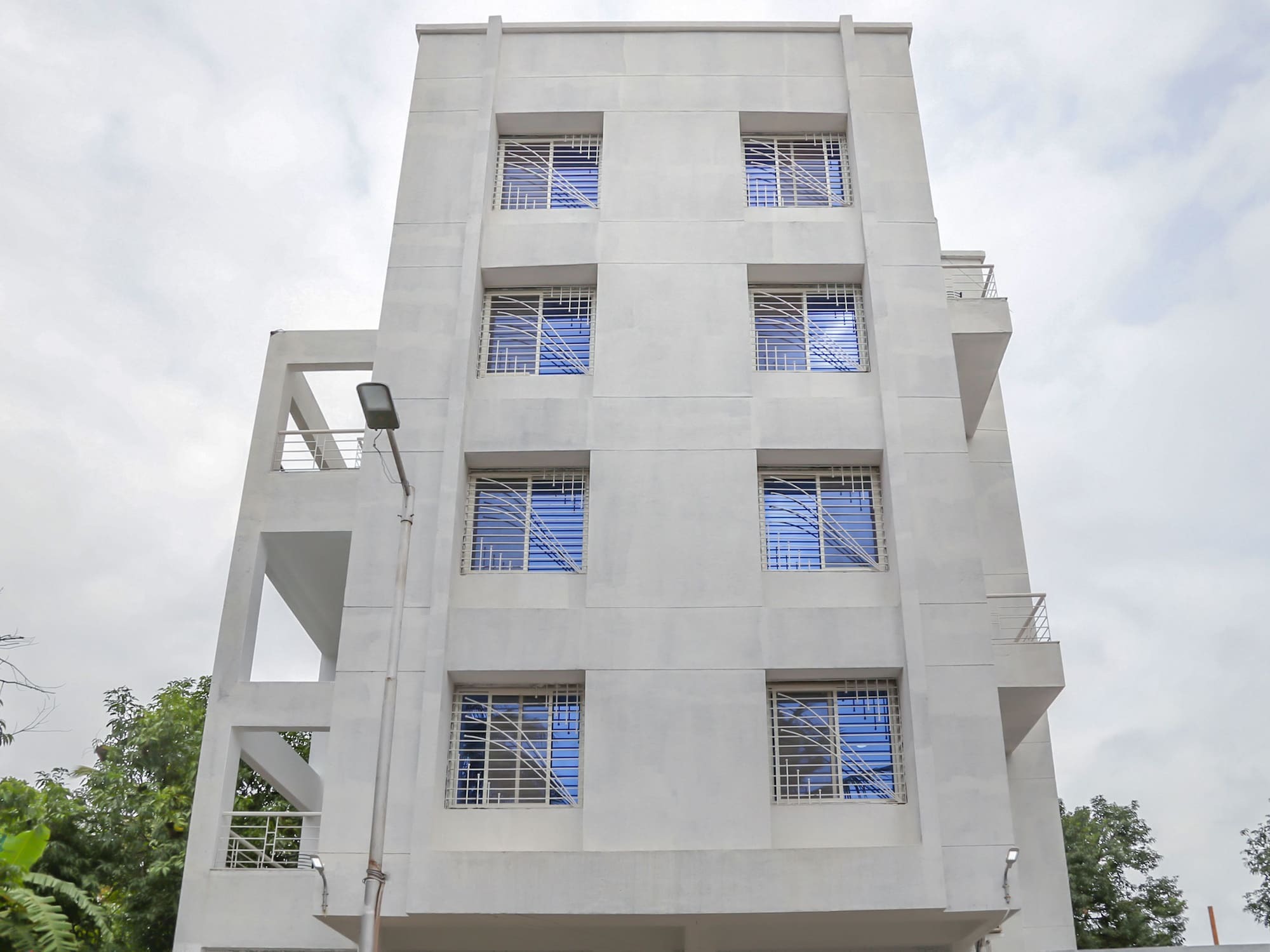 Oyo 15610 White Castle Hotel 2*