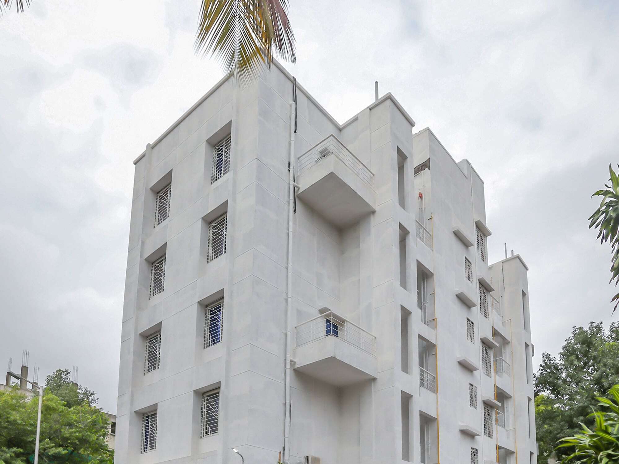 Oyo 15610 White Castle Hotel 2*